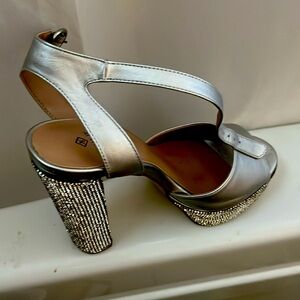 Call it spring. Sparkle night club style high heel 👡